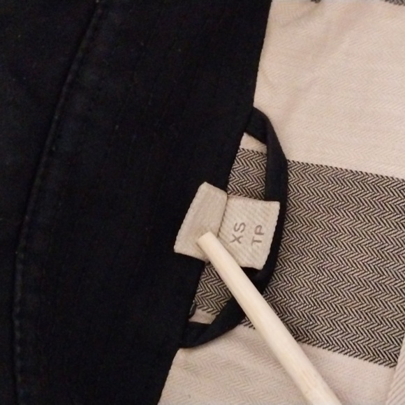 Burberry Black Trench Coat with Check Lining - Picture 9 of 14